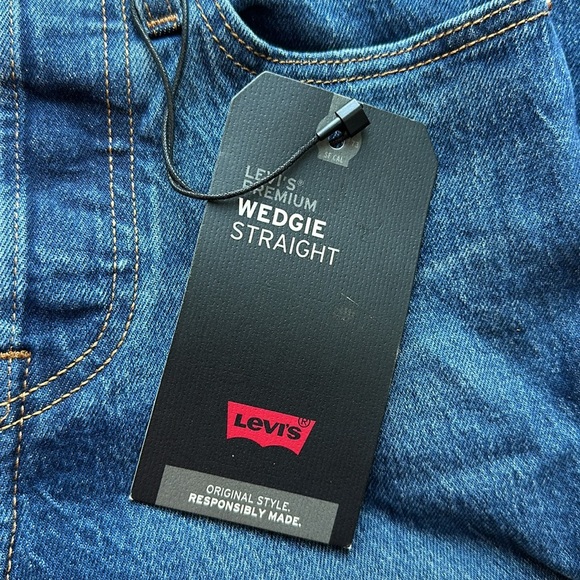 NWT Levi’s Wedgie Straight Dark Wash size 24 - Picture 4 of 9
